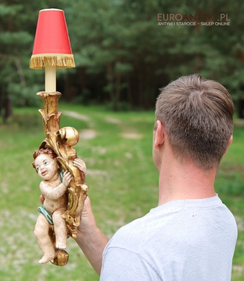 bogato zdobione kinkiety z figurkami