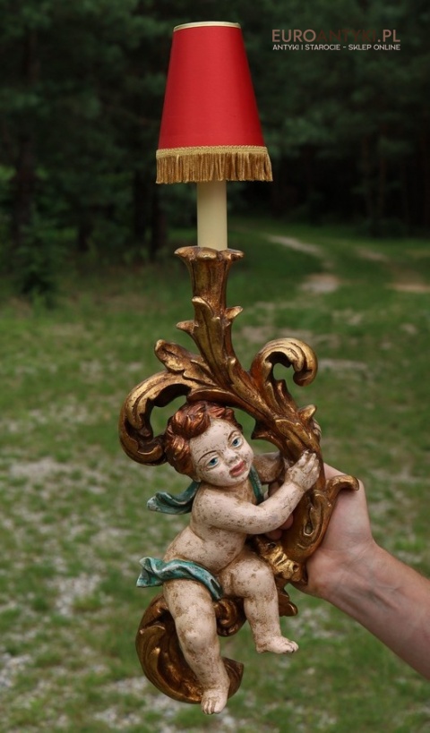 oświetlenie ścienne z figurami puttów