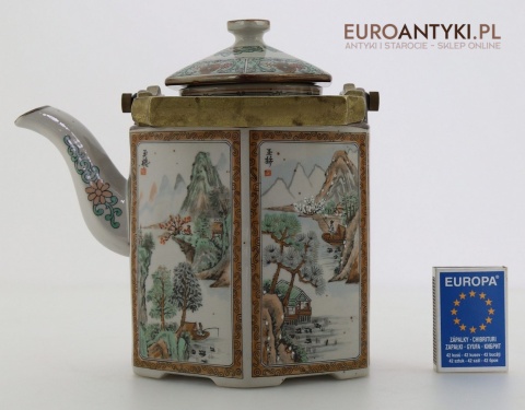 Porcelanowy imbryk retro z mosiężnym uchwytem