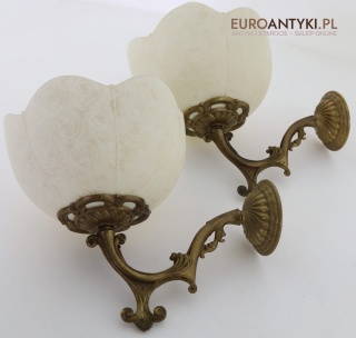 Dekoracyjne kinkiety ścienne z mosiądzu i kloszami szklanymi – oświetlenie retro