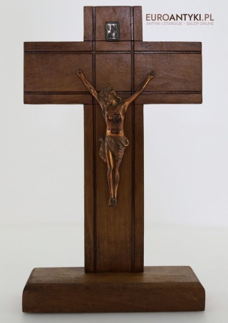 Drewniany krzyż stojący z Jezusem Chrystusem – styl sakralny, lata 50.–70.