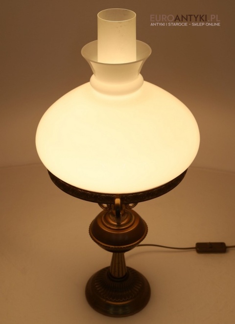 mosiężna lampa stołowa