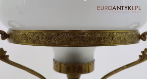 duża stara lampa na stolik