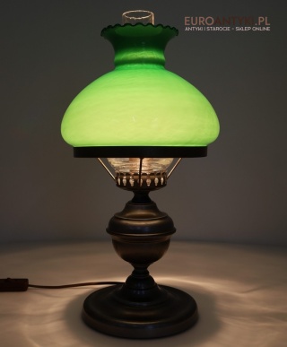 Elegancka lampka stołowa vintage z zielonym kloszem z lat 60. – styl retro
