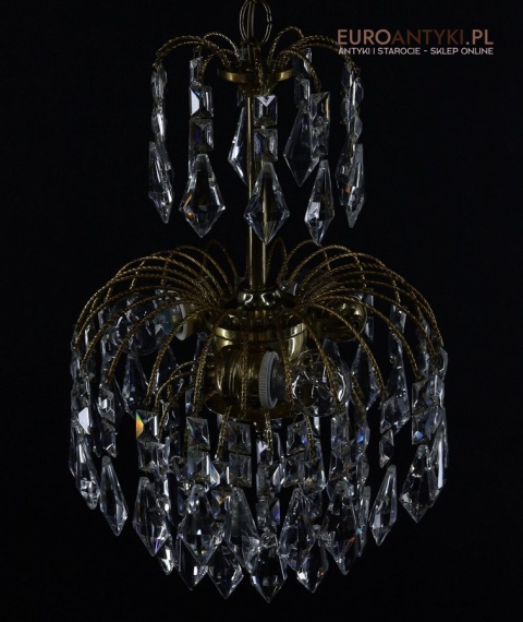 mały elegancki żyrandol z kryształami