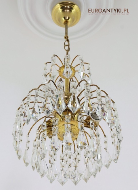 mały antyczny żyrandol z kryształami