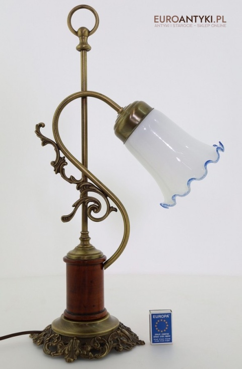 retro stylowa lampa stołowa z mlecznym kloszem