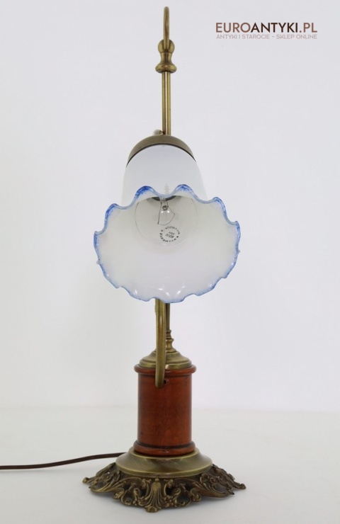 lampka stołowa z ozdobnym kloszem florystycznym