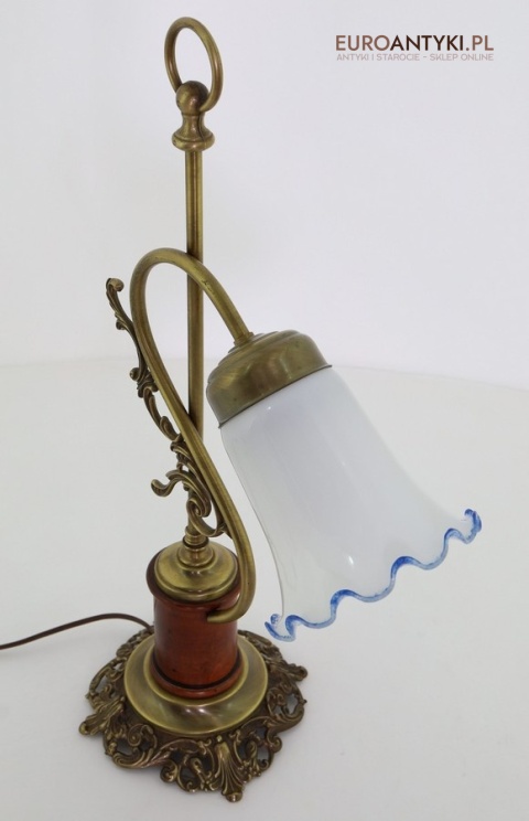 ozdobna lampa stołowa w stylu retro