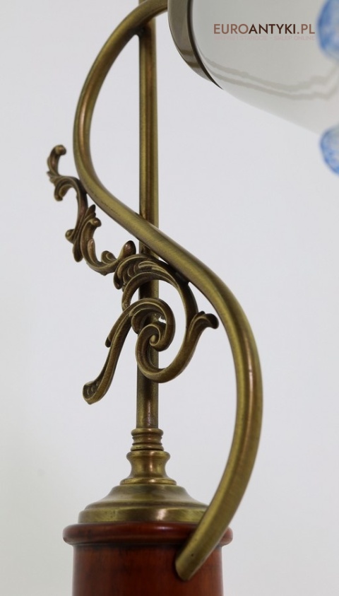drewno i mosiądz w lampie vintage