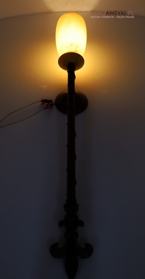 rycerski kinkiet zamkowy z alabastrowym kloszem