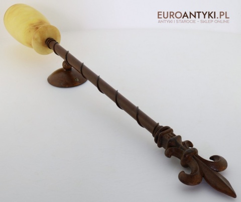 kinkiet zamkowy z alabastrowym kloszem z zamkowym stylu