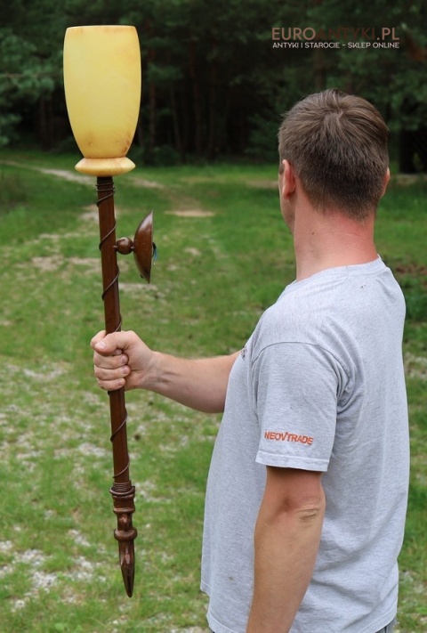 duża metalowa lampa ścienna z alabastrem