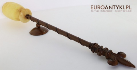 stylowa lampka ścienna z alabastrowym kloszem