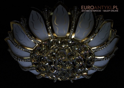 ozdobny plafon w stylu glamour