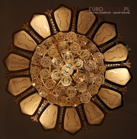 art deco mosiężny plafon z ozdobami szklanymi
