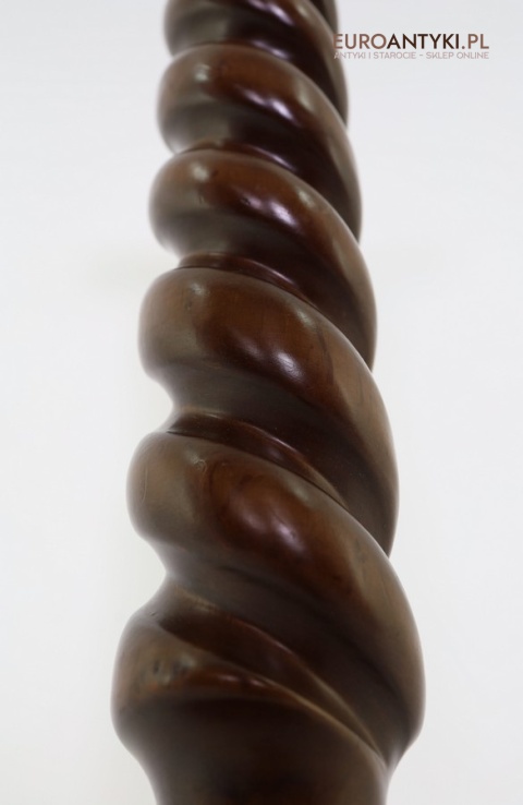 rzeźbiony kwietnik spiralny