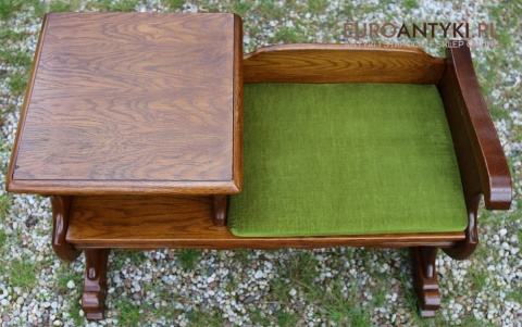 drewniana ławka z zieloną poduszką