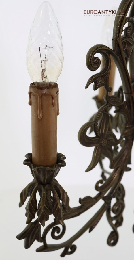 mosiężny żyrandol z ornamentami