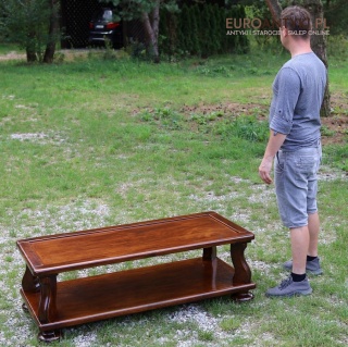 Masywny stolik kawowy z litego drewna – solidny mebel w stylu rustykalnym