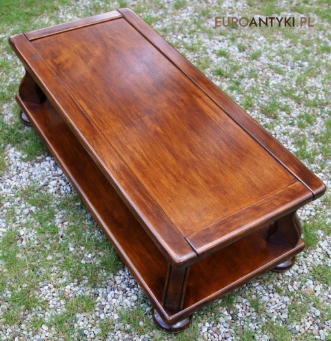 masywny stolik kawowy do wiejskiej chaty