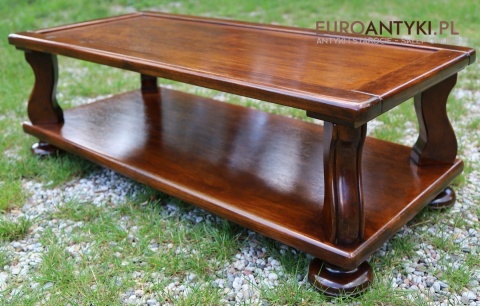 niski drewniany stolik rustykalny