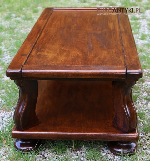 stary niski stolik kawowy
