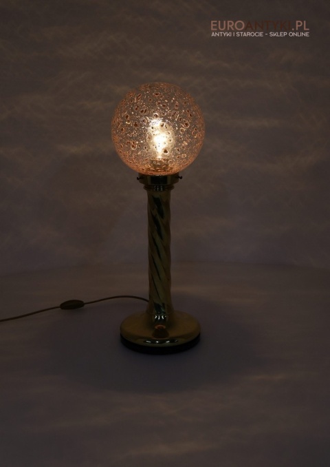 mosiężna wysoka lampa stołowa