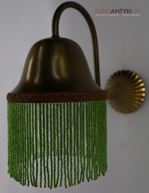 retro lampa ścienna z zielonymi frędzlami