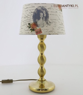 Nostalgiczna lampka vintage z abażurem w stylu francuskim i mosiężną podstawą