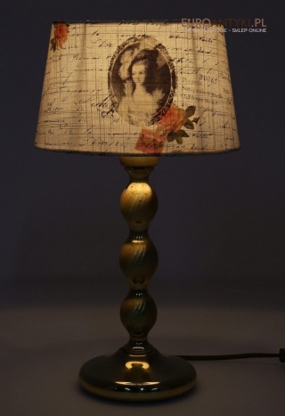 Nostalgiczna lampka vintage z abażurem w stylu francuskim i mosiężną podstawą