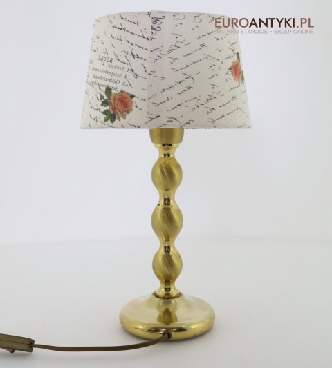 nostalgiczna lampa stołowa z abażurem