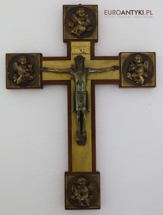 Piękny antyczny krucyfiks mosiężno-drewniany z napisem inri i czterema aniołami INRI