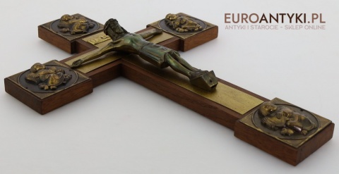zabytkowy krzyż sakralny z aniołami