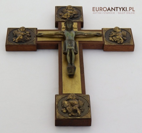 krucyfiks ścienny z mosiężnymi medalionami