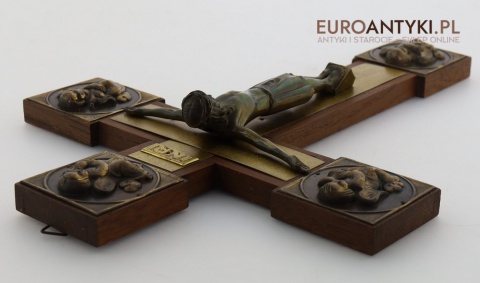 krucyfiks drewniany z mosiężnymi zdobieniami