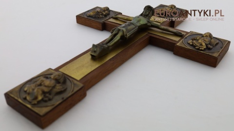 zabytkowy krzyż z połowy xx wieku