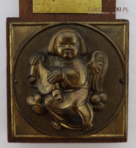 mosiężny anioł na medalionie krzyża