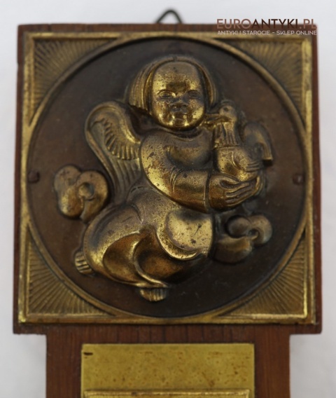 mosiężne płaskorzeźby aniołów na krzyżu