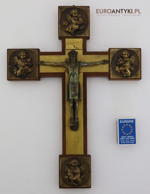 dekoracyjny krzyż z jezusem chrystusem