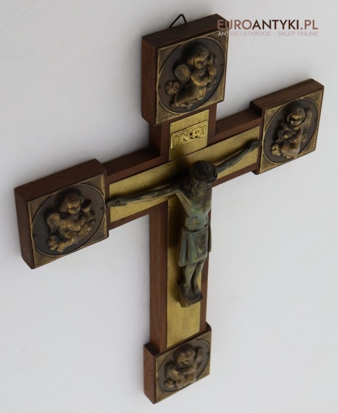 zabytkowy krzyż chrześcijański
