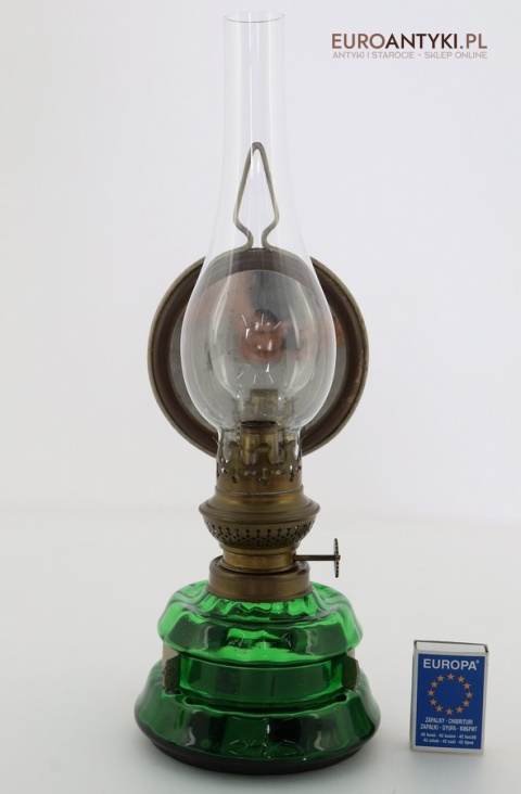klasyczna lampa naftowa