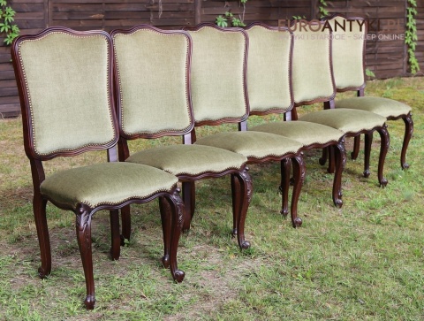 oliwkowa zieleń tapicerki na krzesłach antycznych