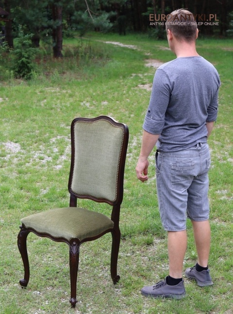 stylowe krzesła z rzeźbionymi nogami