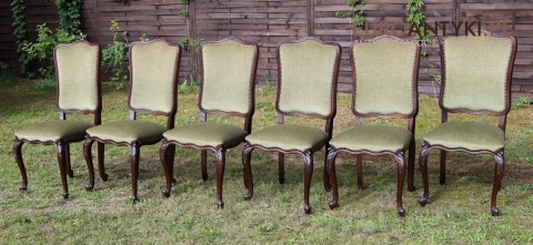 klasyczne krzesła w stylu barokowym