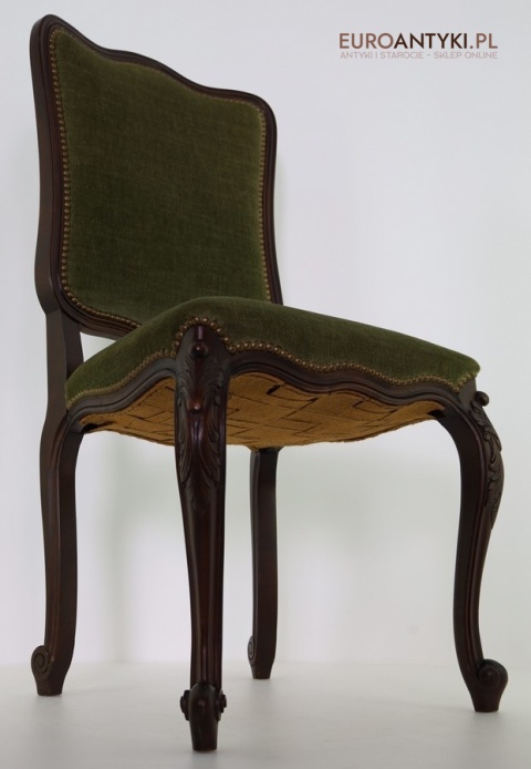 francuskie krzesła z klasycznym wykończeniem