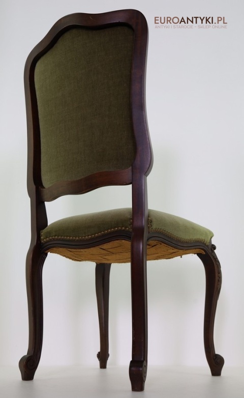 historyczne krzesła z elegancką tapicerką