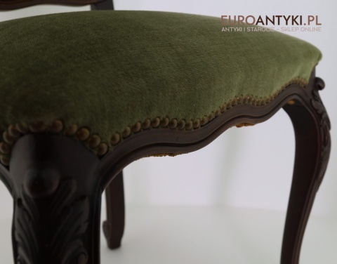 oliwkowa tapicerka na antycznych krzesłach