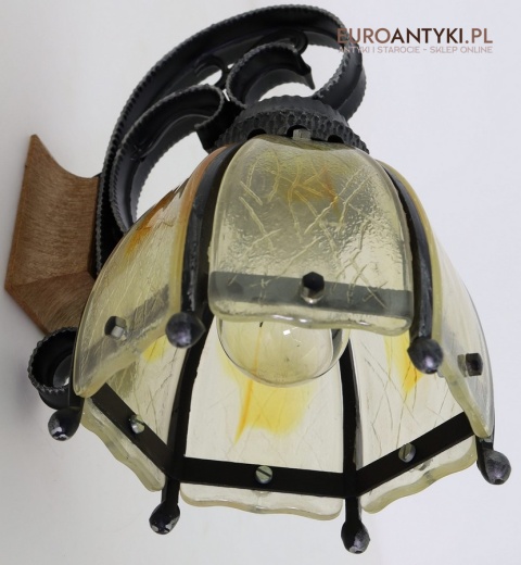 masywna lampa ścienna vintage w stylu rustykalnym