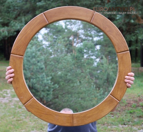 duże lustro okrągle z drewnianą ramą
